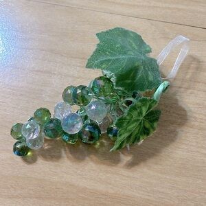 Retro Decorative Multi-Faceted Green & White  Colored Lucite Grapes Cluster